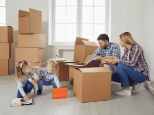 הובלות בירושלים - משפחה מתכוננת למעבר דירה (קרטונים ארוזים)